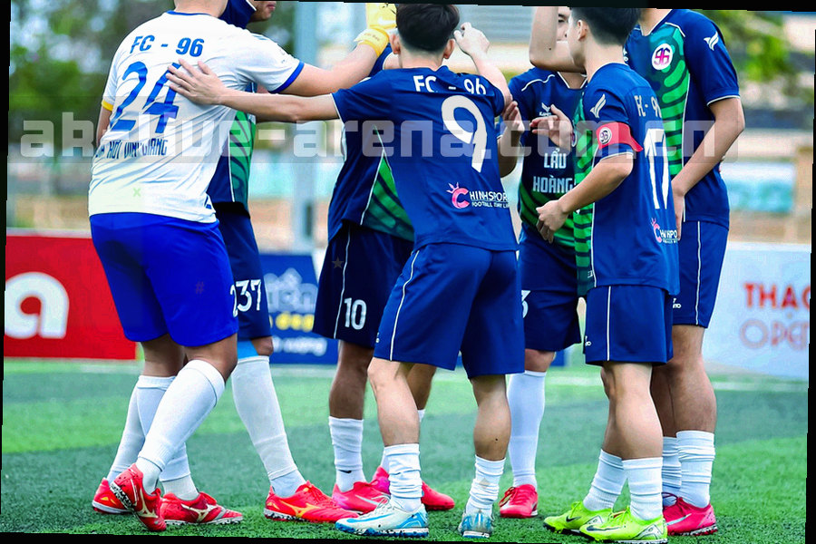 电光青与紫罗兰趋势线叠加在深色底上，表现 24 小时、7 天与 30 天回访窗口的起伏
