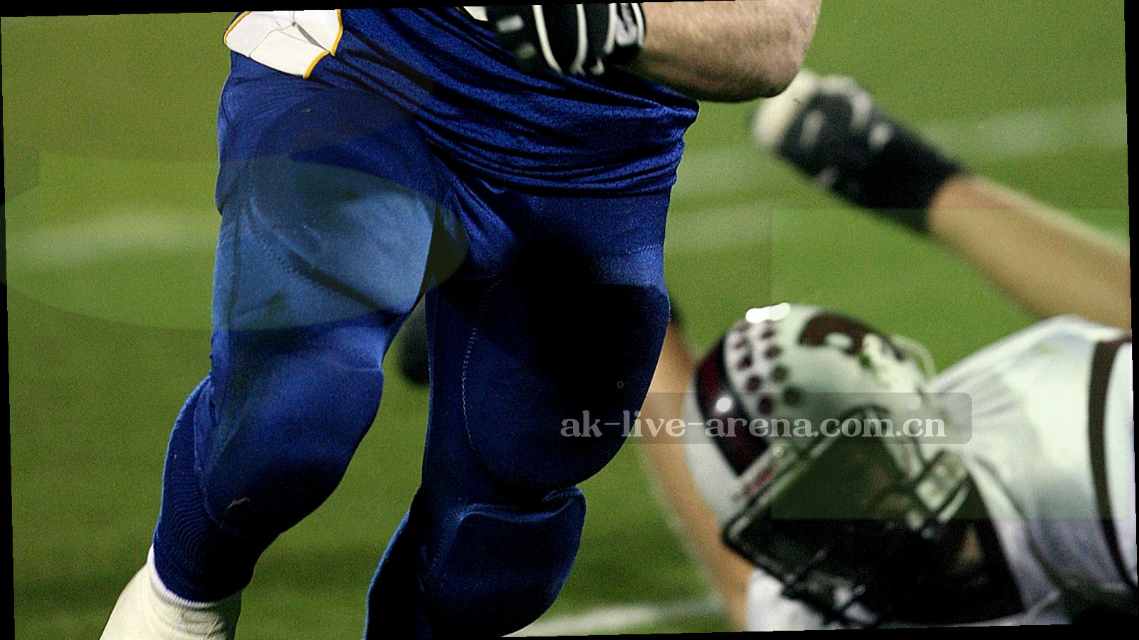 深墨绿底上的抽象记分牌光点与球场线条，无真实人物
